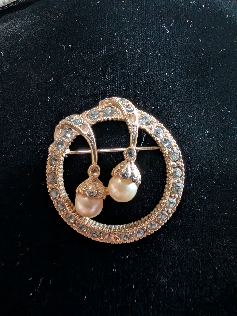 Vintage-Inspired Pearl Drop Circle Brooch - Gold Tone